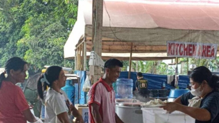 20 Community Kitchens Serve Meals To IDPs, Support Staff In Negros Occidental