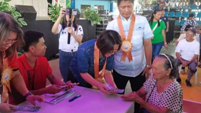 14 Negros Oriental Senior Citizens Get Cash Incentive