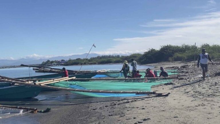 Laoag Fisherfolk Get Livelihood Aid From Private Contractor