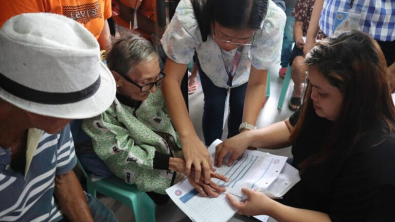 Iloilo Centenarian Gets PHP100 Thousand; 64 Other Elderlies Get Cash Incentive