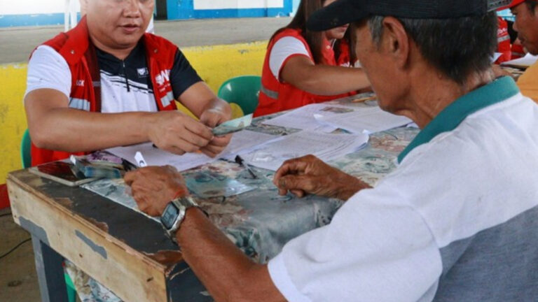Negros Occidental Beneficiaries Receive PHP2.88 Million Cash-For-Work Aid From DSWD