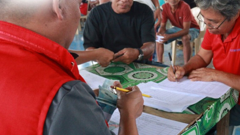 700 Negrenses Receive PHP6.7 Million Cash-For-Work Aid From DSWD