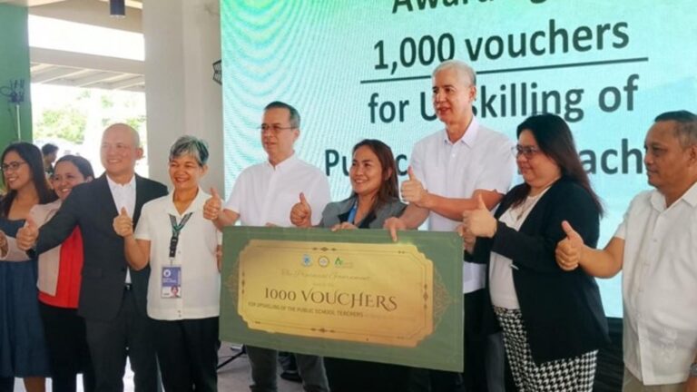 1K Negrense Public School Teachers Get Upskilling Vouchers