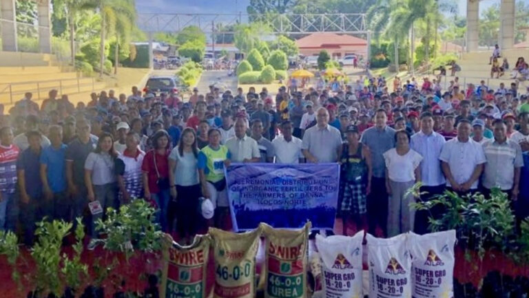 Ilocos Norte LGU Distributes Fertilizers To 800 Farmers