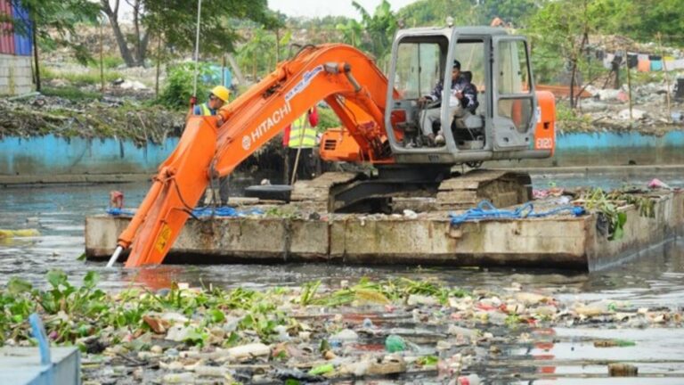 MMDA, Valenzuela City Clean Up Meycauayan River