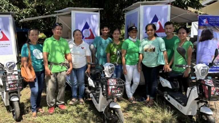 DOLE Distributes Livelihood Aid, ‘NegoKarts’ To Negros Oriental Beneficiaries