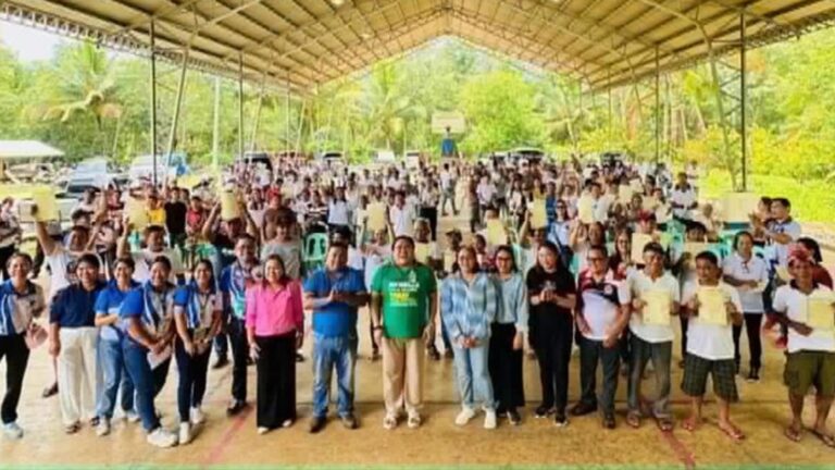 158 North Cotabato Farmers Receive Land Titles