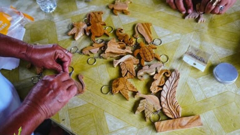 Northern Samar Large Woodcarvers Learn To Make Small Souvenir Items