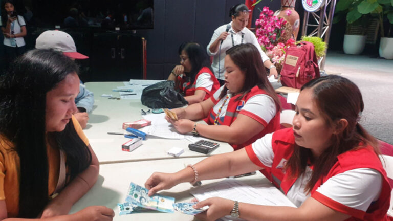 587 Northern Mindanao Beneficiaries Receive Cash-For-Work Wages