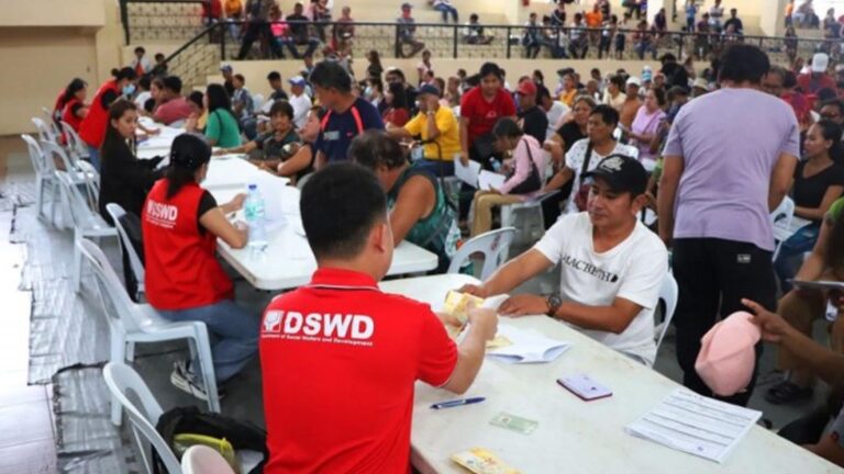 767 Low-Income Residents Get AKAP Aid In Surigao City