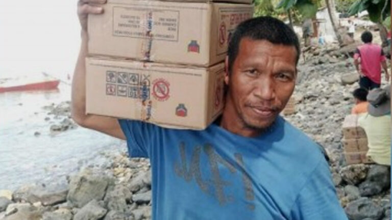 Dinagat Beneficiaries Get Over 2.7K Food Packs From DSWD
