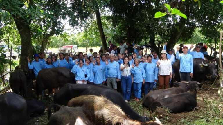 Department Of Agriculture Distributes PHP3.2 Million Worth Of Aid To Bicolano Farmers