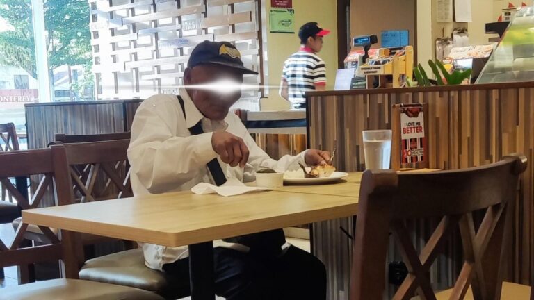 Public Applauds Restaurant Staff’s Kindness Toward Elderly Patron