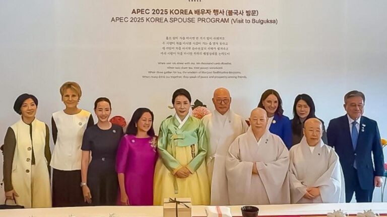 First Lady Experiences Korean Culture With APEC Spouses
