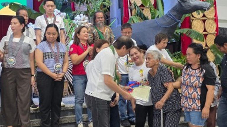 DAR Distributes E-Titles To 677 ARBs In Ilocos Region