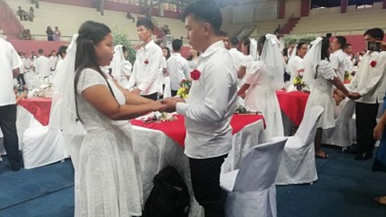 52 Couples In Antique Capital Town Tie The Knot In Mass Wedding