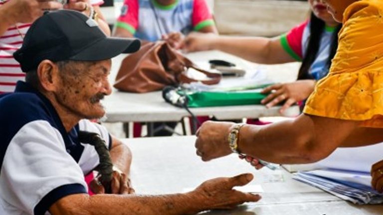 174 Borongan City Octogenarians, Nonagenarians Get Cash Aid