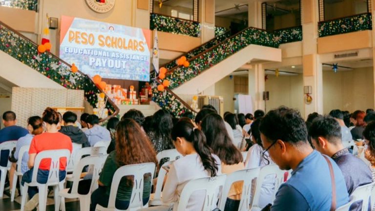 Bacolod City Distributes PHP2.4 Million Allowance To College Scholars