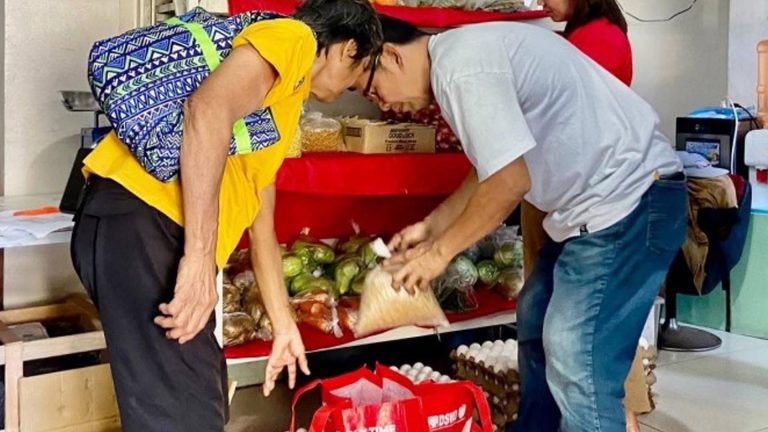 1K Residents Of Albay Receive Food Baskets In Time For Holidays