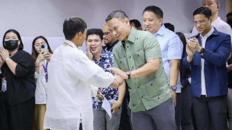 DepEd Chief Fetes ‘Hero Teachers,’ Community Partners