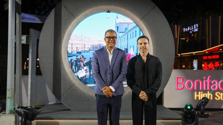 A Window To The World Opens In Manila
