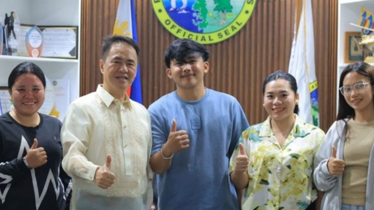 26 Honor Graduates Receive Cash Awards From Dinagat Province