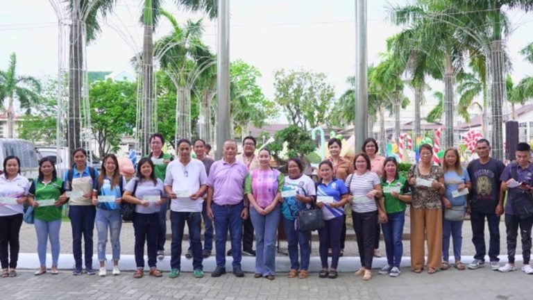 483 Dengue-Free Iloilo Barangays Get Cash Incentive