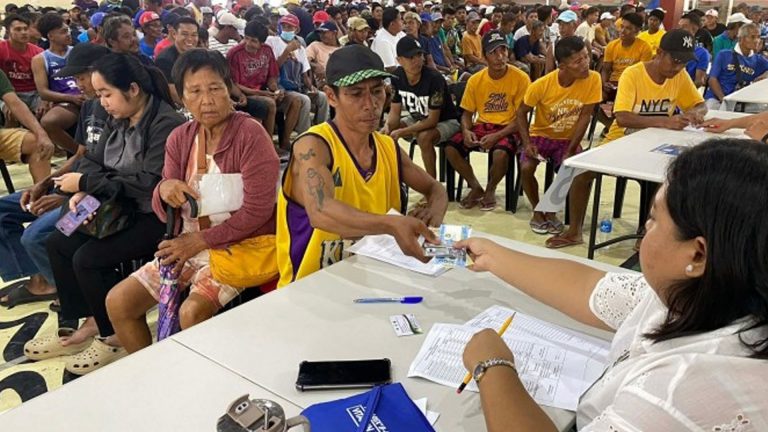8K Farmers, Fishers, Drivers Get Cash Aid In La Union