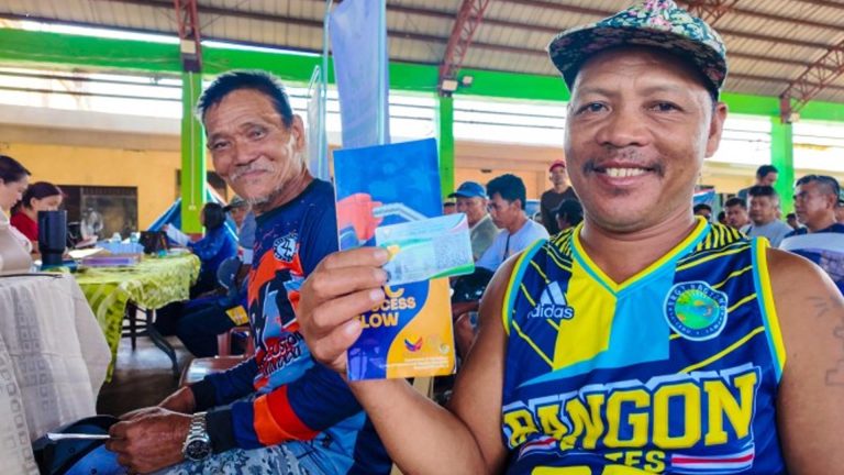 400 Eastern Samar Fishers Get PHP3 Thousand Fuel Discount Cards