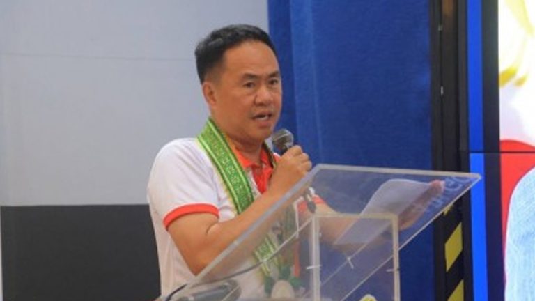 Dinagat Gives PHP390 Thousand Financial Aid To 156 College Students