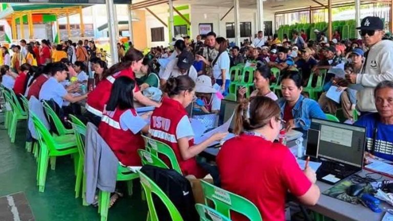 2.4K Compostela Residents Get Emergency Cash Transfer Aid From DSWD-11