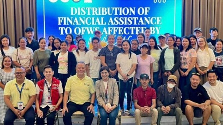 60 Distressed Ilonggo OFWs Receive Cash Aid