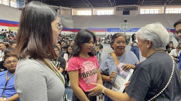 1K Indigent Students In Ilocos Norte Get Cash Aid From DSWD