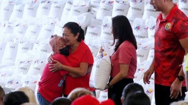 First Lady Distributes Rice To 3.3K Novaliches Residents