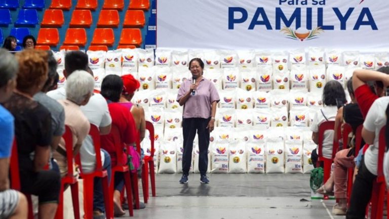 First Lady Leads Rice Aid Distribution For San Juan Seniors