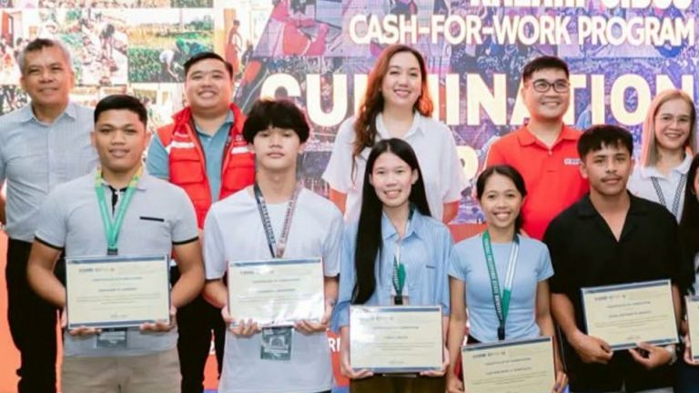 DSWD Cash-For-Work Program Gives Financial Relief To NIR Students