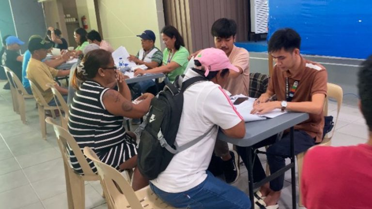 DA-5 Gives Cash Aid To 182K Bicol Farmers, Fisherfolk