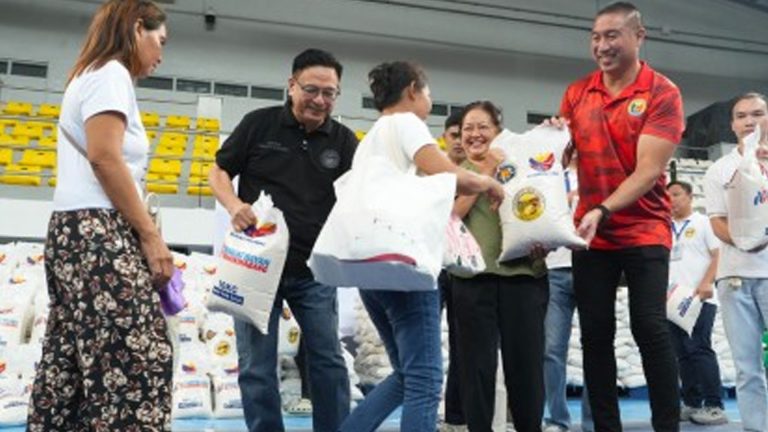 First Lady Brings Rice Aid To 3K Muntinlupa Families