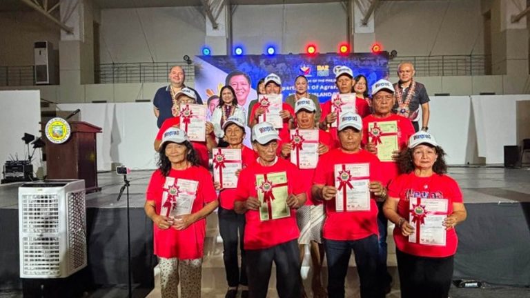 Negros Oriental Farmers Get 922 Land Titles, PHP584 Million Debt Relief