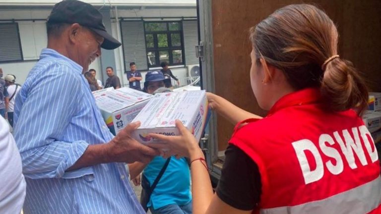 230 Stranded Passengers In Albay Receive DSWD Food Packs
