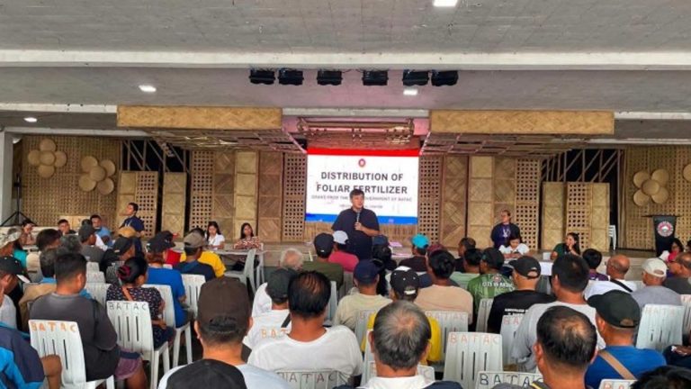 Batac Distributes Liquid Fertilizer To Sustain Farmers’ Yields, Income