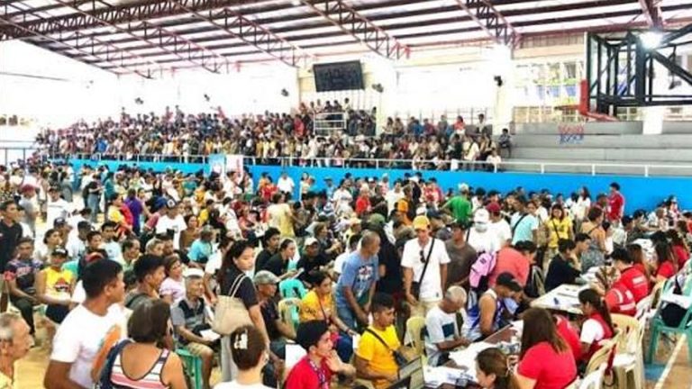 1.8K UPLIFT Beneficiaries Receive Cash Aid In Albay Town