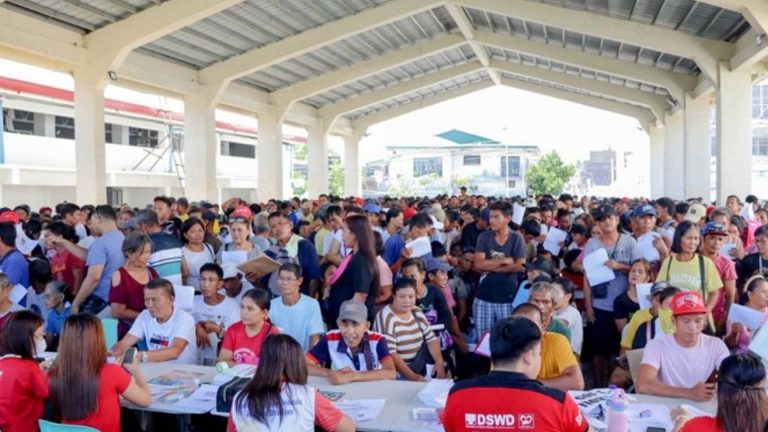 Over 57K Poor, Near-Poor Bicolanos Receive PHP114 Million UPLIFT Aid