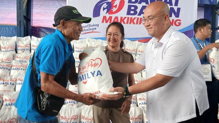 First Lady Distributes Aid To 1,000 Jeepney, Tricycle Drivers