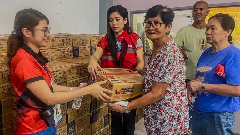 DSWD Distributes Over 2.2K Food Packs To El Niño-Hit Farmers In Bicol Provinces